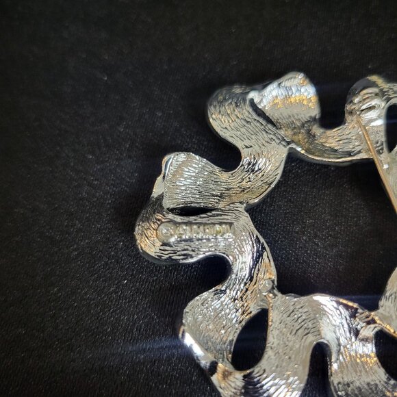 Vintage Sarah Coventry Jewelry 1971 Ribbon Brooch & Earrings Set Silver Tone - Picture 8 of 8